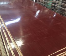 建筑模板红色和黑色有什么区别